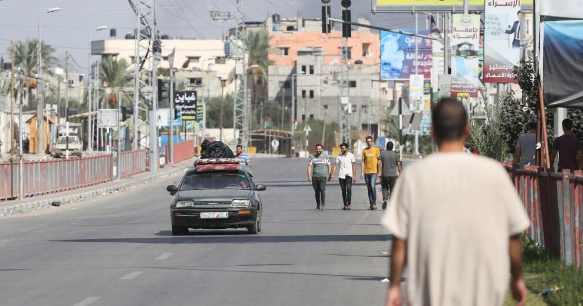 Palestinos huyendo de Gaza.