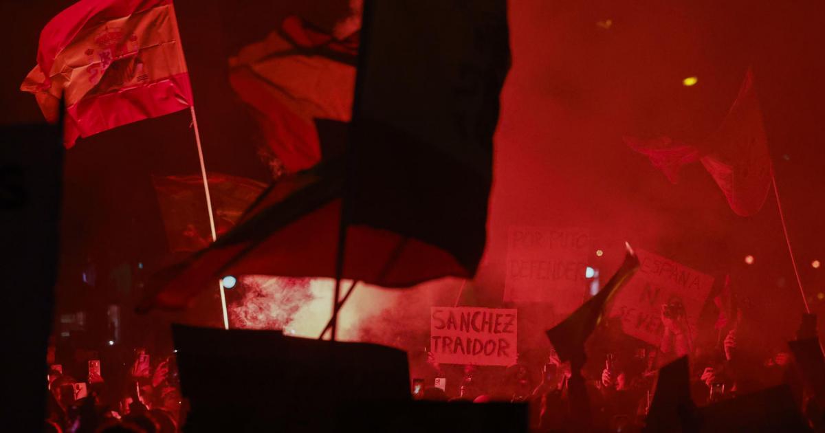 Imagen de la manifestación contra la amnistía de este martes frente a la sede del PSOE en la calle Ferraz