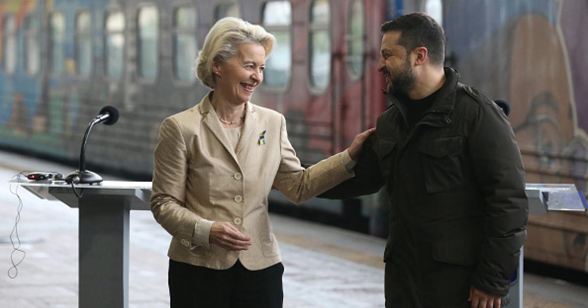 La presidenta de la Comisión Europea, Ursula von der Leyen, y el mandatario ucraniano, Volodímir Zelenski; en una imagen de archivo.