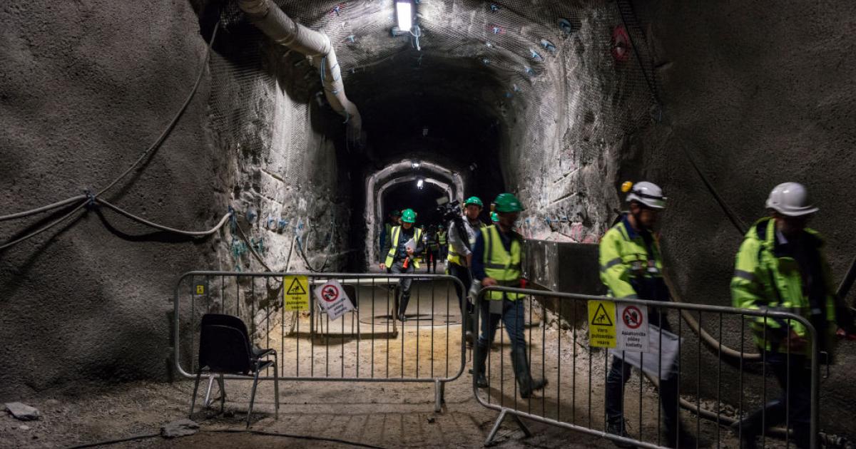 Trabajadores de Posiva Oy en la entrada de la cueva de Onkalo, Finlandia.