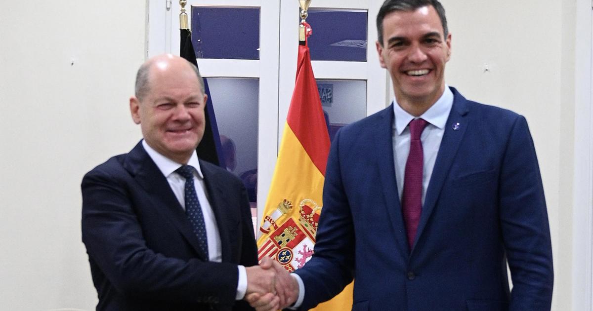 El presidente del Gobierno en funciones, Pedro Sánchez, y el canciller federal de Alemania, Olaf Scholz (i),.