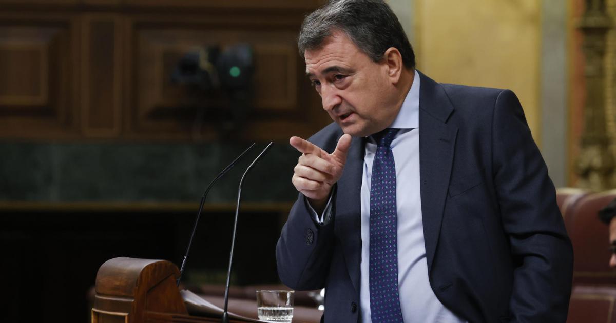 El portavoz del PNV Aitor Esteban interviene durante la segunda jornada de la investidura del secretario general del PSOE Pedro Sánchez.