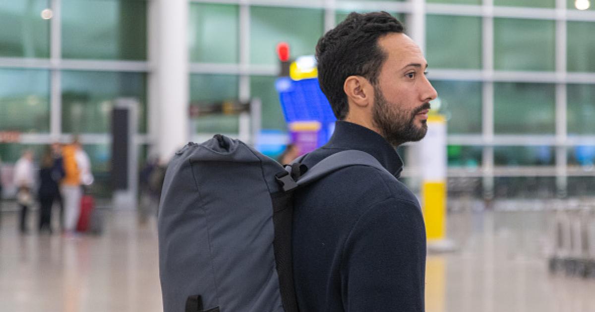 El rapero mallorquín Josep Miquel Arenas 'Valtònyc', en el Aeropuerto de El Prat, tras su regreso a España.