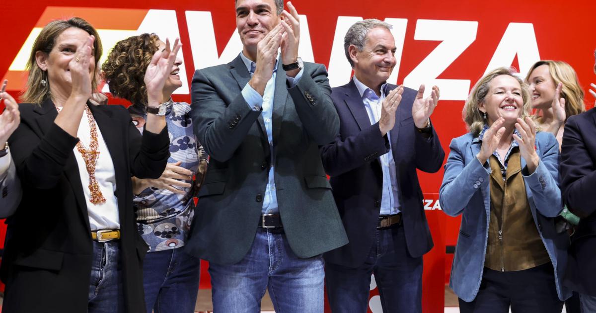 El presidente del Gobierno, Pedro Sánchez (c), junto al expresidente José Luis Rodríguez Zapatero.