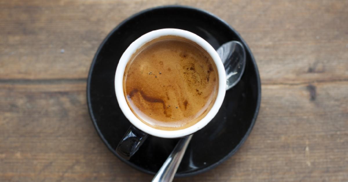 Taza de café con un plato debajo