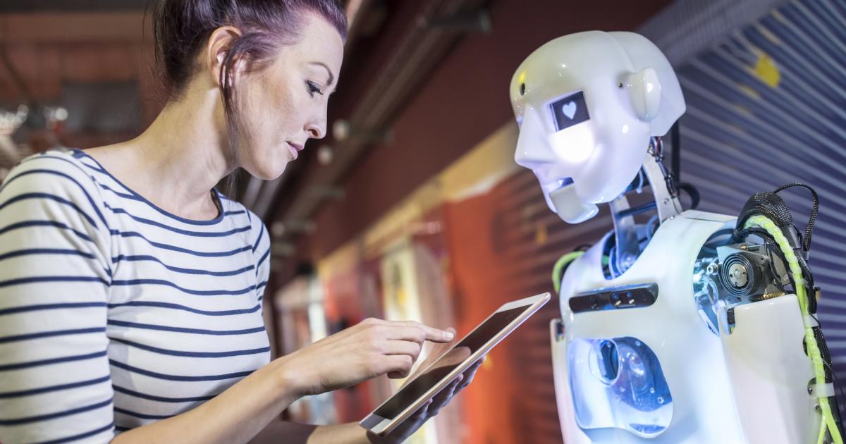 Una mujer con un robot.