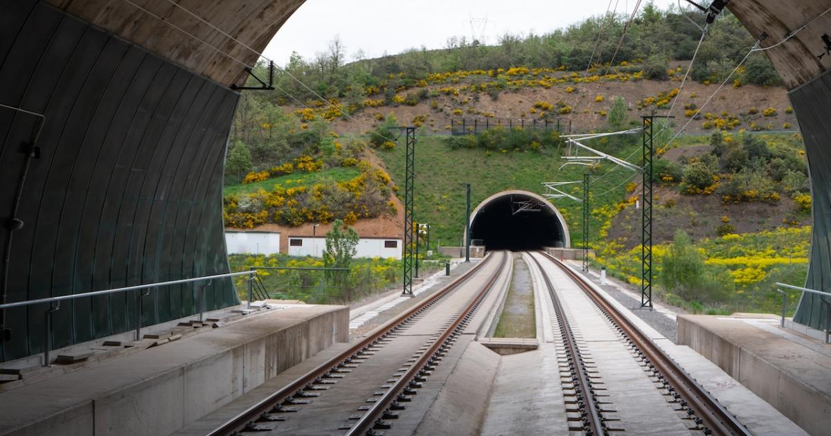 Vía del tren a su paso por la Variante de Pajares