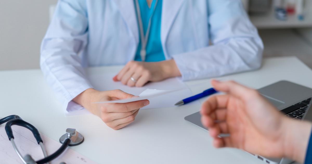 Un médico dando una cita.