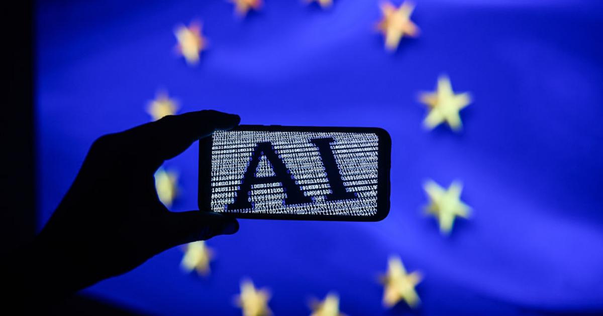 Una ilustración de la inteligencia artificial frente a una bandera de la UE