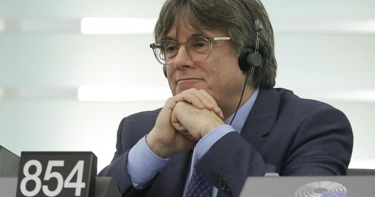 El expresident Carles Puigdemont, siguiendo la intervención de Pedro Sánchez en el balance sobre la Presidencia española de Turno de la UE, en la Eurocámara (Estrasburgo).