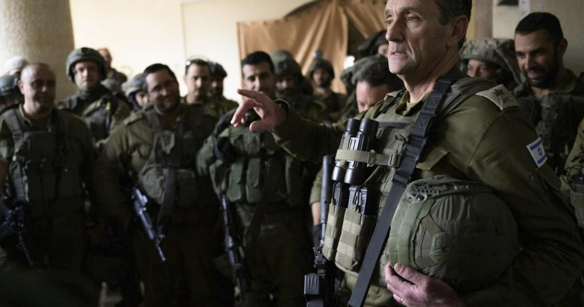 El jefe del Estado Mayor de Israel, Herzi Halevi, habla con la 99ª División en la Franja de Gaza. El jefe del Estado Mayor de Israel, Herzi Halevi, llamó a sus tropas desplegadas en la Franja de Gaza a pensar dos veces antes de disparar, al revelarse que los tres rehenes israelíes que fueron erróneamente asesinados por tropas israelíes habían fabricado una pancarta en la que pedían auxilio.