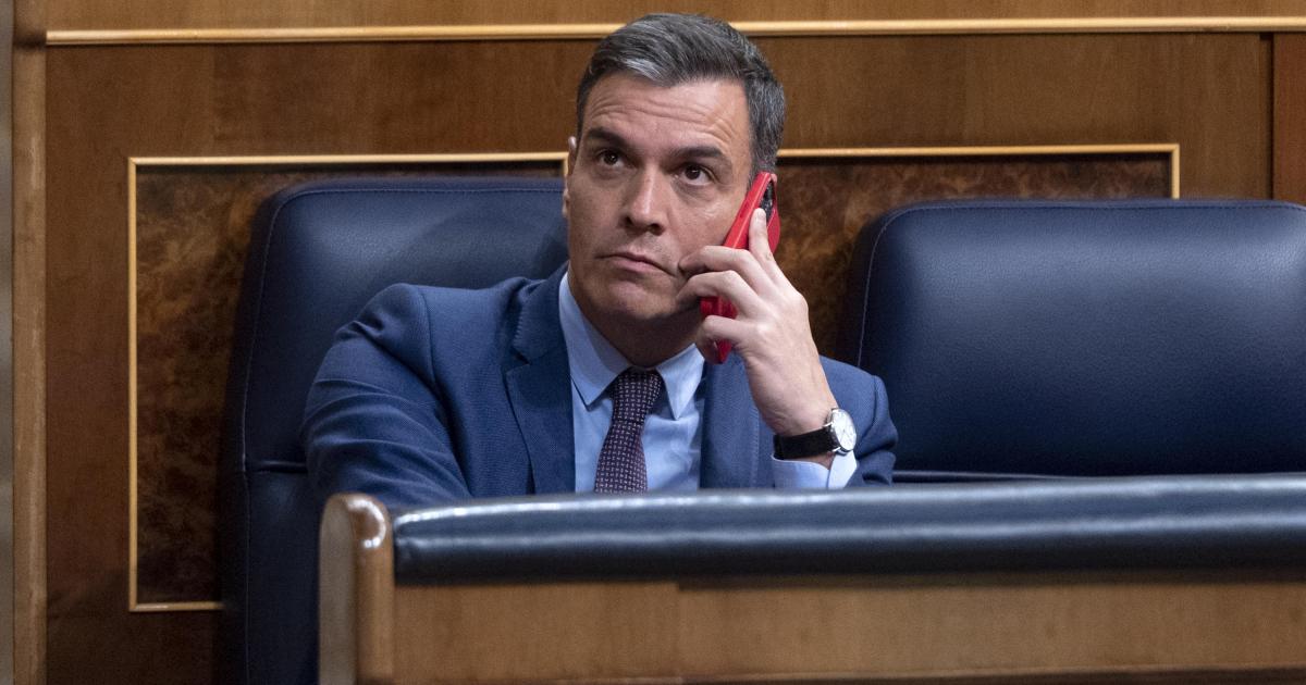Pedro Sánchez hablando por teléfono.