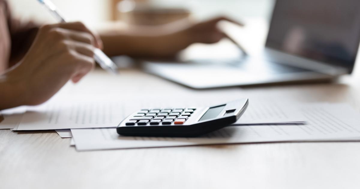 Un trabajador autónomo calcula la cuota que debe pagar a la Seguridad Social.