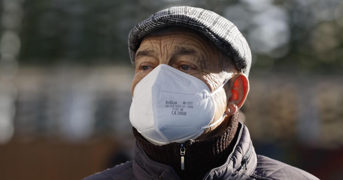 Gente con mascarillas en el centro de Madrid.