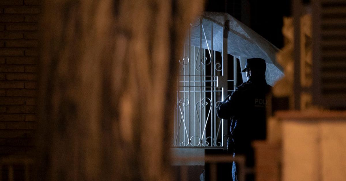 Un agente de los Mossos d'Esquadra acude al piso de Horta-Guinardó en la que han aparecido los tres cuerpos.