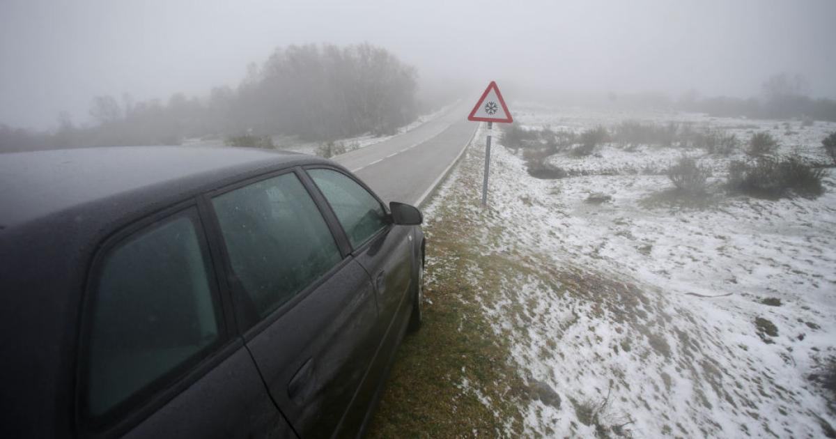 Un coche, parado por la acumulación de nieve en la carretera en una imagen de archivo