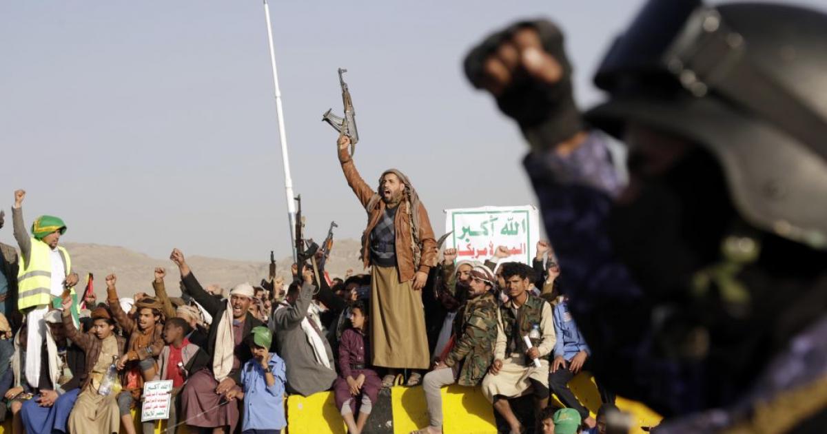 Hutíes se manifiestan contra EEUU y Reino Unido tras los bombardeos de estos contra posiciones de rebeldes en Yemen