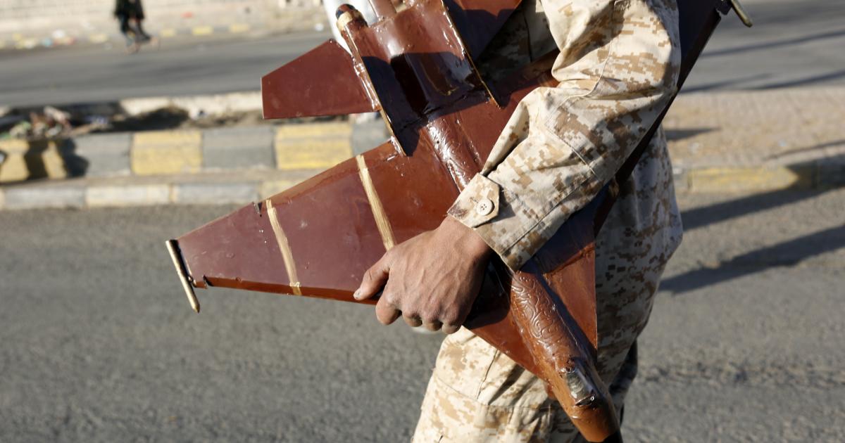Un hombre con un modelo de avión en la mano.