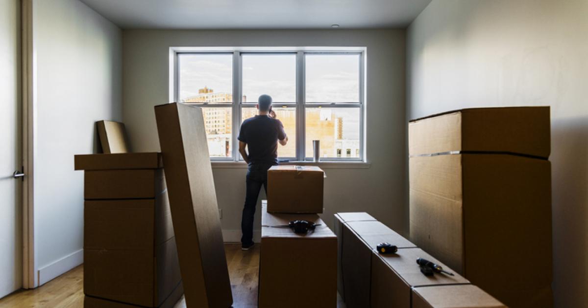Imagen de archivo de un joven, de mudanza, trasladándose a un piso compartido.