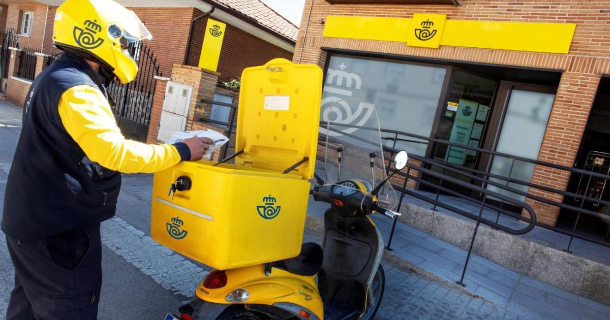 Un cartero de Correos a las puertas de una sucursal.