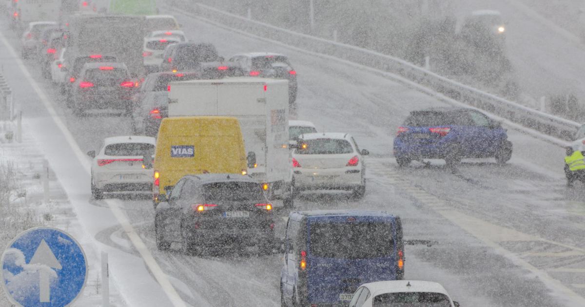 Atascos a causa de la nieve en la A-66, entre Guijuelo y Béjar (Salamanca), durante la jornada de este viernes