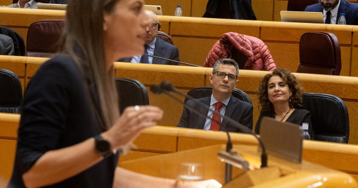 La portavoz parlamentaria de Junts, Míriam Nogueras, interviniendo desde el Senado, con el ministro de Presidencia y Justicia, Félix Bolaños, y la vicepresidenta primera, María Jesús Montero.