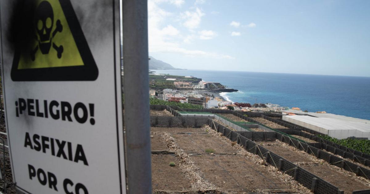 Cartel alertando de la presencia de gases nocivos en el ambiente en Puerto Naos tiempo después del final de la erupción