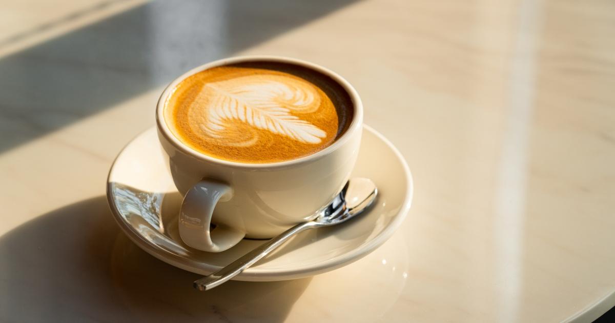 Taza de café en un bar