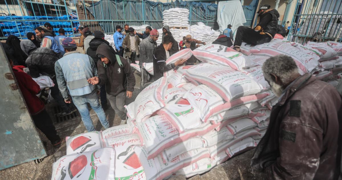 Reparto de ayuda humanitaria en la Franja de Gaza gestionada por la UNRWA de la ONU.