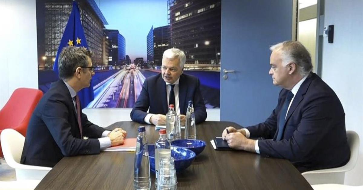 Bolaños y González Pons, con Reynders mediando en el centro