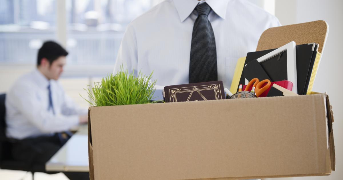Una persona abandonando su puesto de trabajo