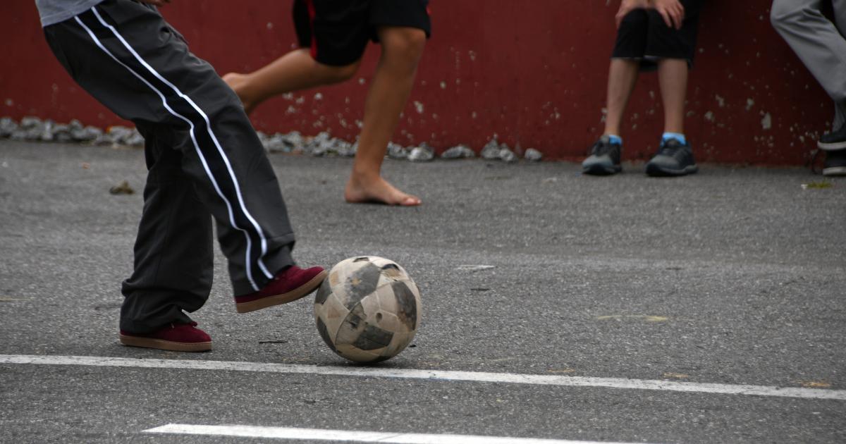 Niños jugando al fútbol.