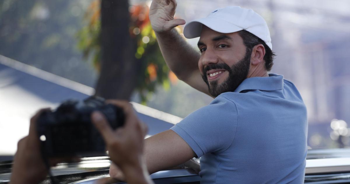 El autoproclamado presidente de El Salvador, Nayib Bukele, saluda a sus seguidores después de votar.
