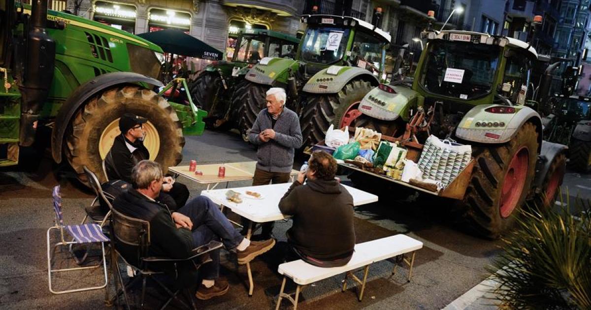 Varios de los manifestantes, acampados junto a sus tractores en pleno centro de Barcelona