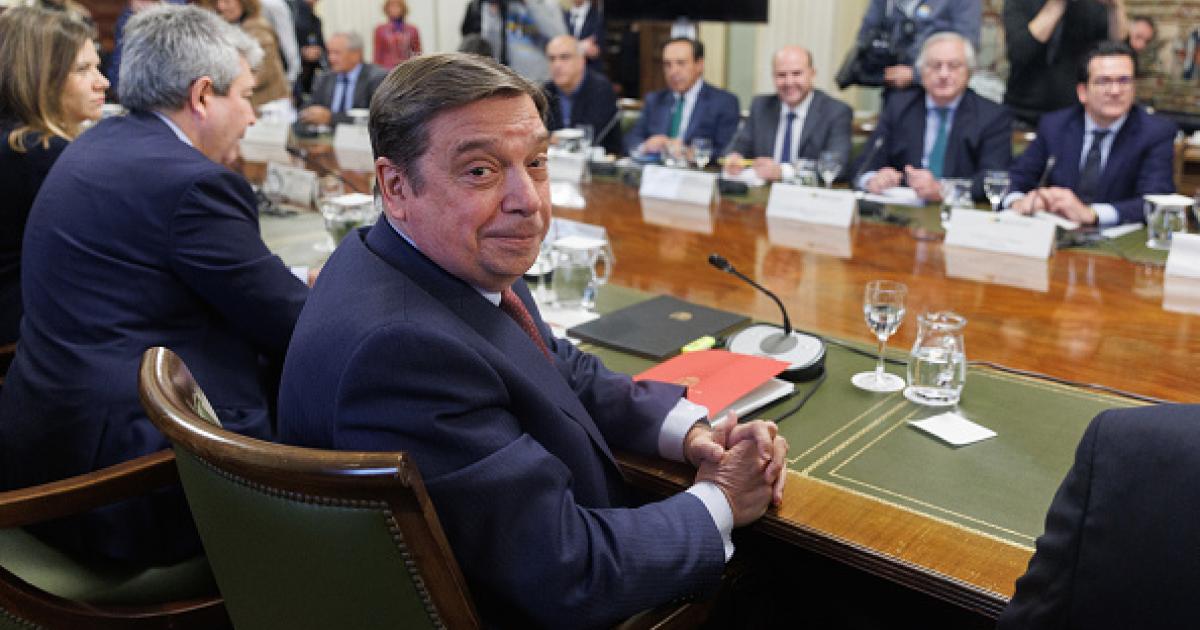 El ministro de Agricultura, Pesca y Alimentación, Luis Planas (c), preside el pleno del Observatorio de la Cadena Alimentaria, en la sede del Ministerio.