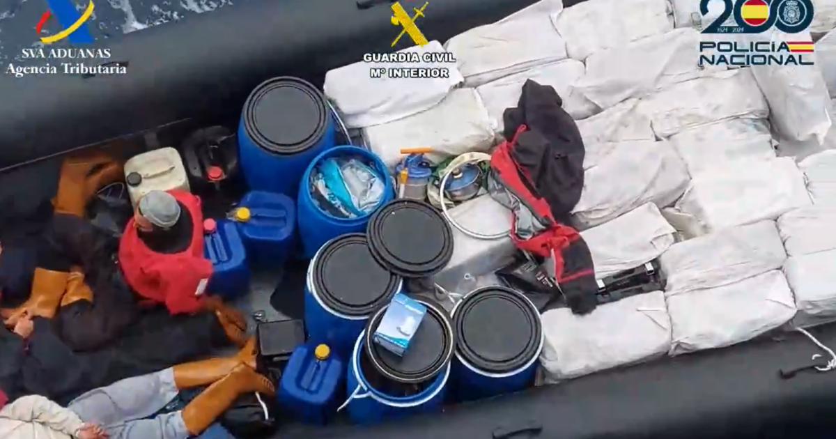 Un instante de la interceptación de la narcolancha cerca de las islas Canarias.