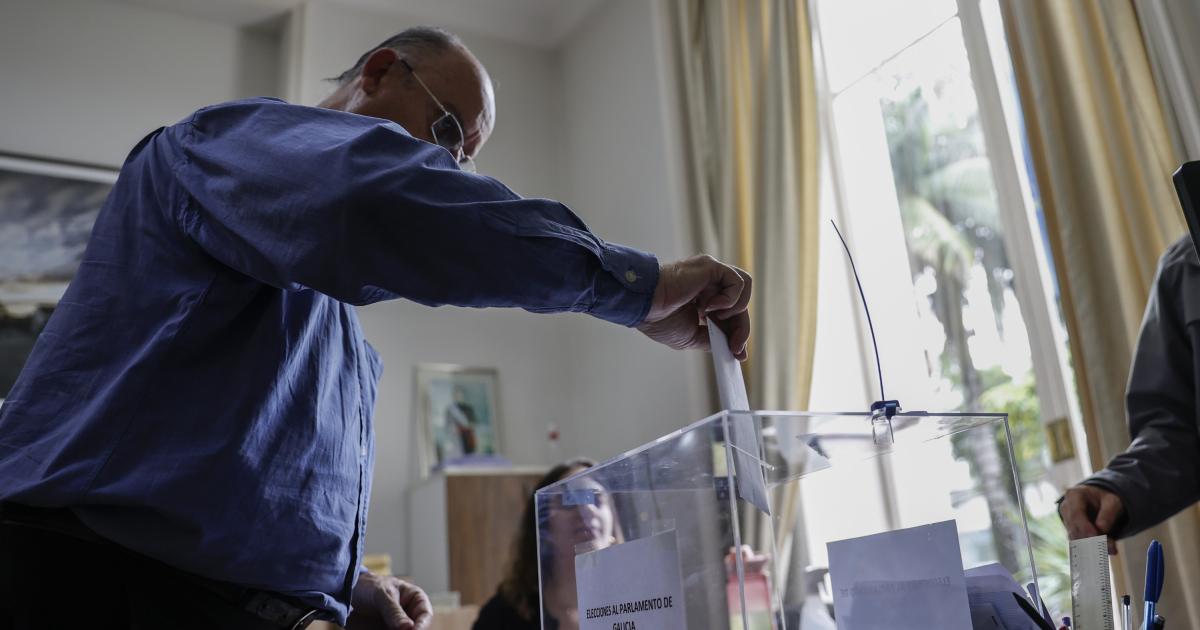 Un elector gallego vota este jueves a las elecciones regionales de Galicia (España), en Sao Paulo (Brasil). Los 45.391 electores gallegos que residen en Brasil apuraron hasta este jueves, fecha límite para votar desde el exterior, para emitir su voto a las elecciones regionales de Galicia (España), que tendrán lugar el domingo, a través de los consulados del país. Brasil es el tercer país del mundo con más electores gallegos, por detrás de Argentina y Cuba. El consulado de São Paulo es la sede diplomática brasileña en la que hay más gallegos inscritos en el censo electoral extranjero, con una cifra que supera las 20.000 personas.