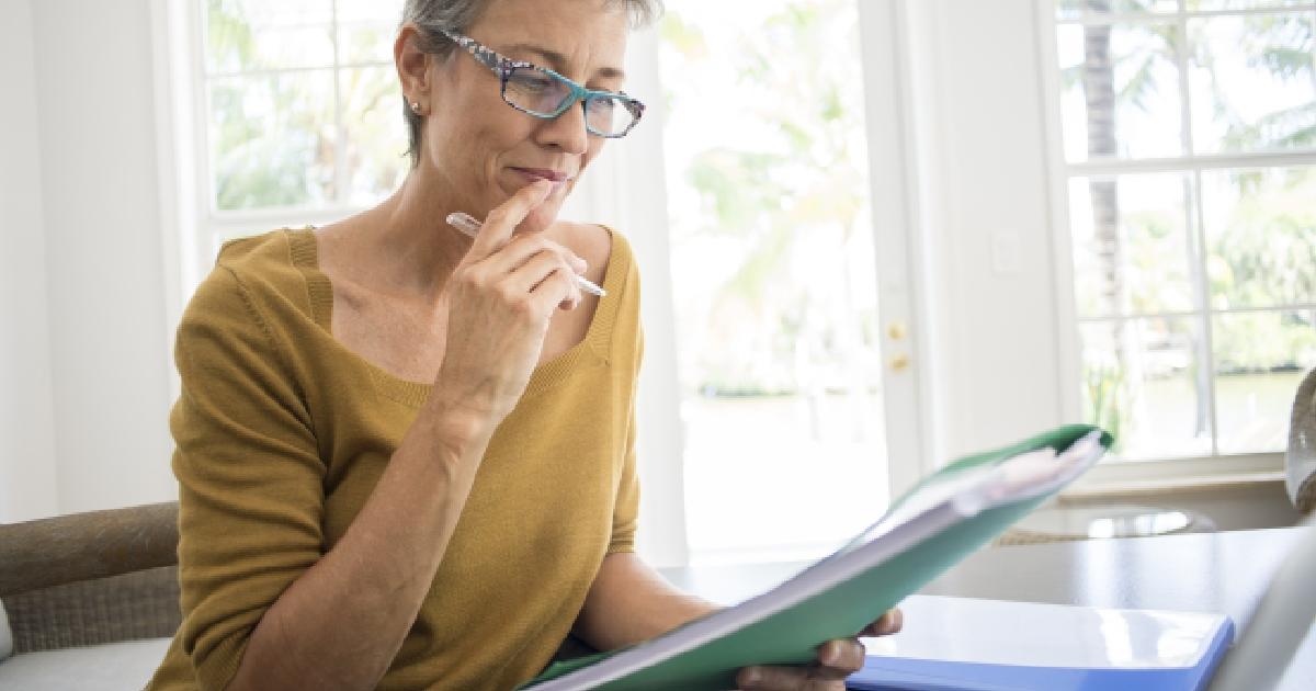 Una mujer haciendo números.