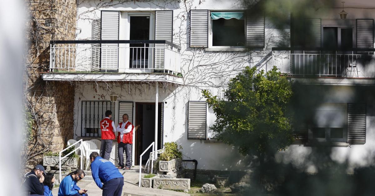 Dos mujeres fallecieron este domingo y otra permanece este lunes tras resultar herida crítica, víctimas de un incendio registrado en una residencia de ancianos en el noroeste de Madrid, informó el servicio de emergencias de la capital española. Según la fuente, en el incendio, declarado poco antes de las 7:00 horas, otras diez personas resultaron heridas leves y fueron trasladadas a centros hospitalarios afectadas por inhalación de humo.