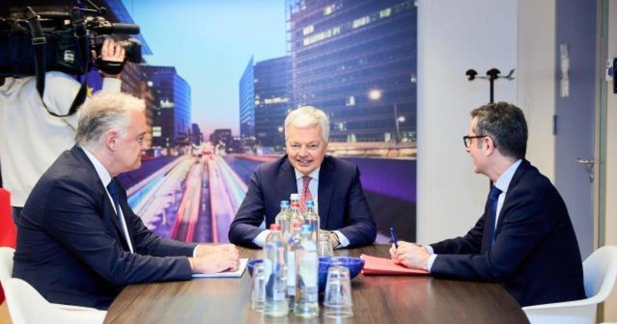 González Pons (izda.), Reynders (centro) y Bolaños (dcha.) este lunes en Bruselas