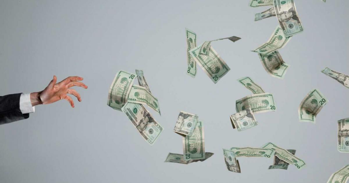 Persona dejando escapar su fortuna
