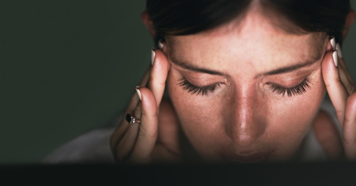 Una mujer sufriendo migraña.