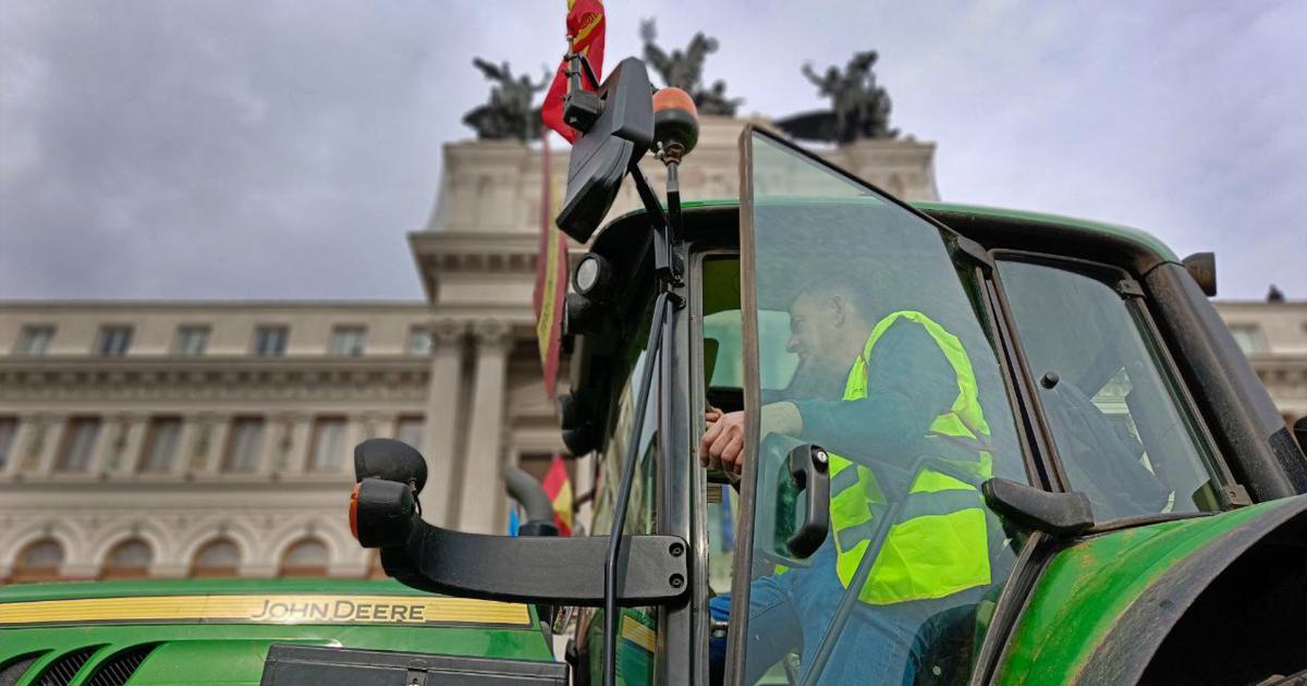 Uno de los tractores que se ha plantado ante el Ministerio de Agricultura tras el desencuentro con la policía