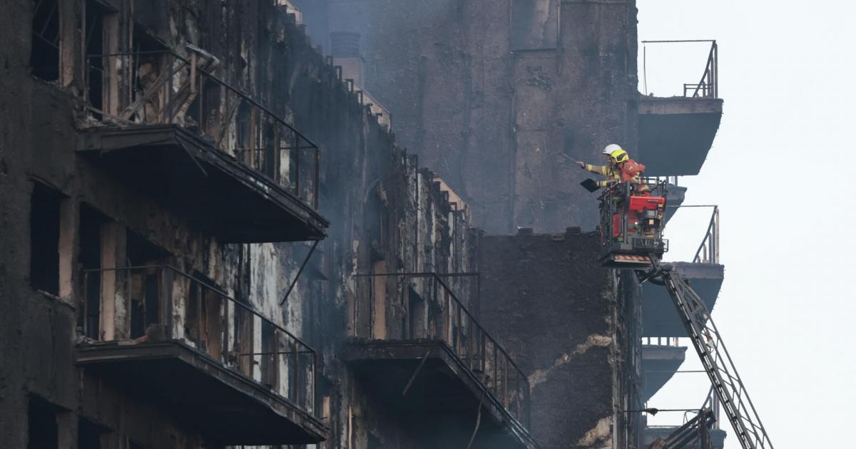 Los bomberos continúan trabajando este viernes tras el fulminante y devastador incendio en un edificio de viviendas de catorce plantas en València, que se ha propagado a otro anexo, y ha causado cuatro muertos y se busca a otras diecinueve personas que están desaparecidas y a quienes sus familiares no han logrado localizar desde que comenzó el fuego.