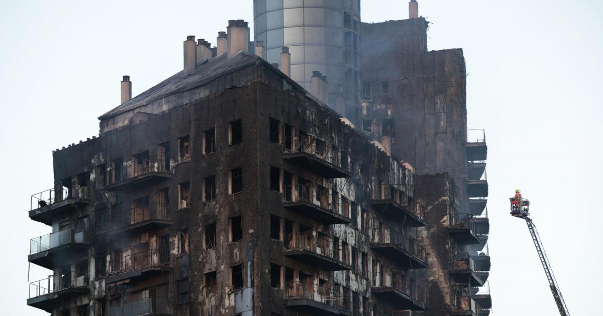 Los bomberos continúan trabajando este viernes tras el fulminante y devastador incendio en un edificio en el barrio de Canamar, Valencia