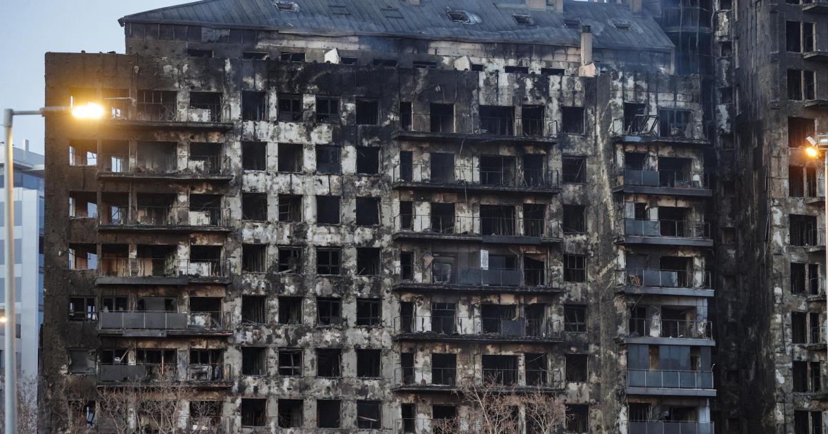 Un fulminante y devastador incendio en un edificio de viviendas de catorce plantas en València, que se ha propagado a otro anexo, ha causado este jueves cuatro muertos y se busca a otras diecinueve personas que están desaparecidas y a quienes sus familiares no han logrado localizar desde que comenzó el fuego. En la imagen la fachada principal de los edificios incendiados.