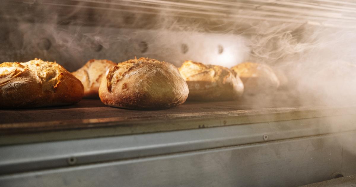 Imagen de archivo de pan haciéndose en un horno.