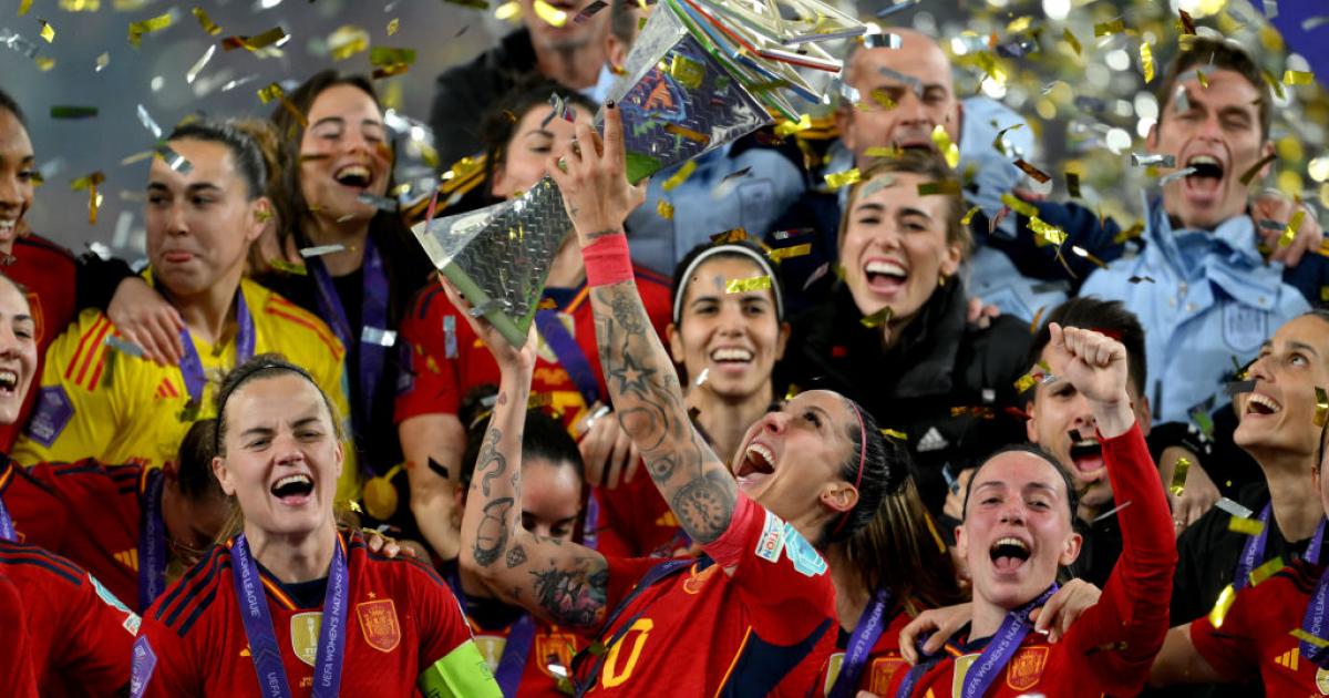 Jenni Hermoso levanta el trofeo de la Nations League