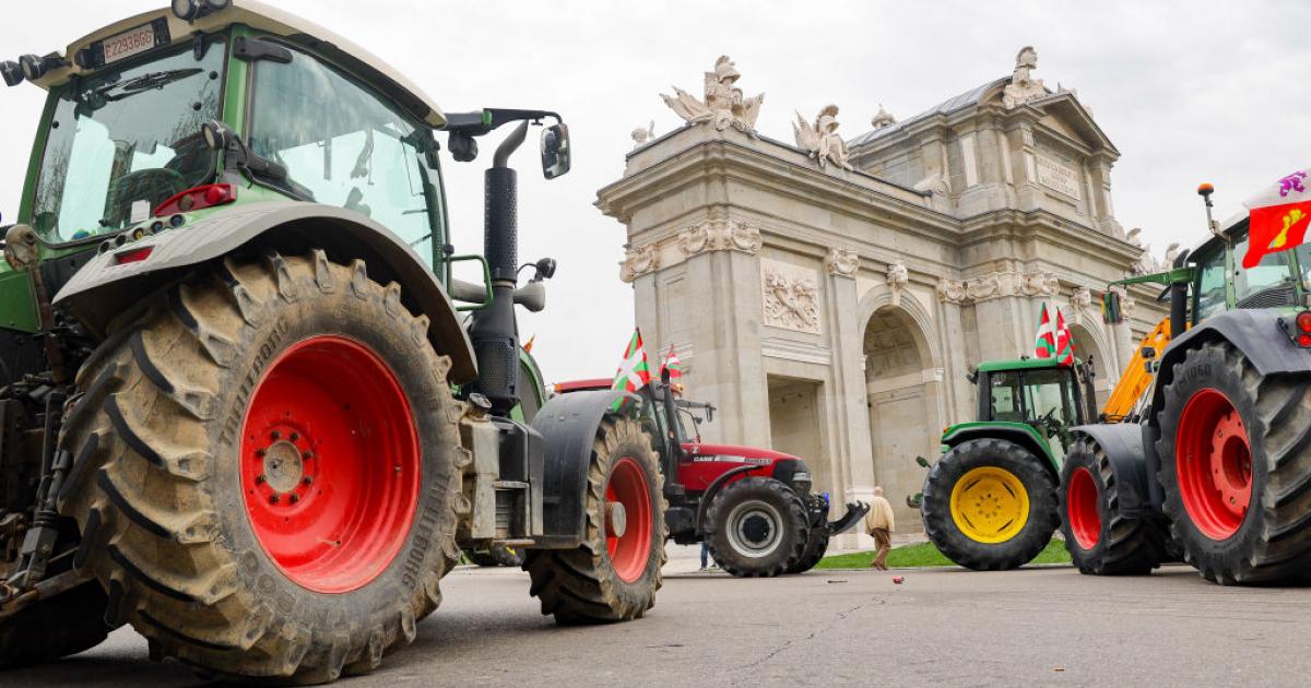 Manifestación de tractores en la Puerta de Alcalá de Madrid