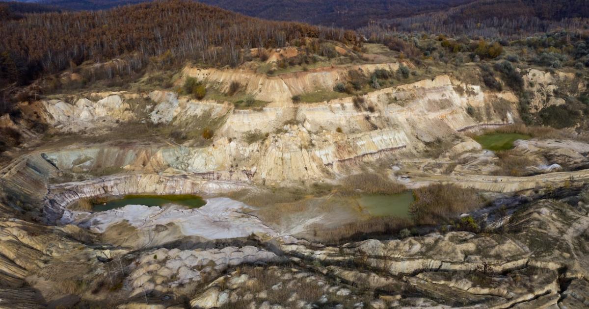 Vista aérea de una mina a cielo abierto abandonada en Europa.
